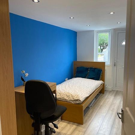 One Bedroom In Spacious Bungalow, Free Parking & Private Entrance Edimburgo Esterno foto