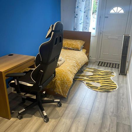 One Bedroom In Spacious Bungalow, Free Parking & Private Entrance Edimburgo Esterno foto