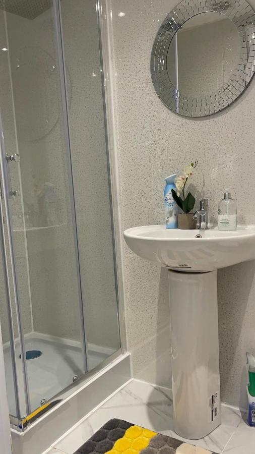 One Bedroom In Spacious Bungalow, Free Parking & Private Entrance Edimburgo Esterno foto