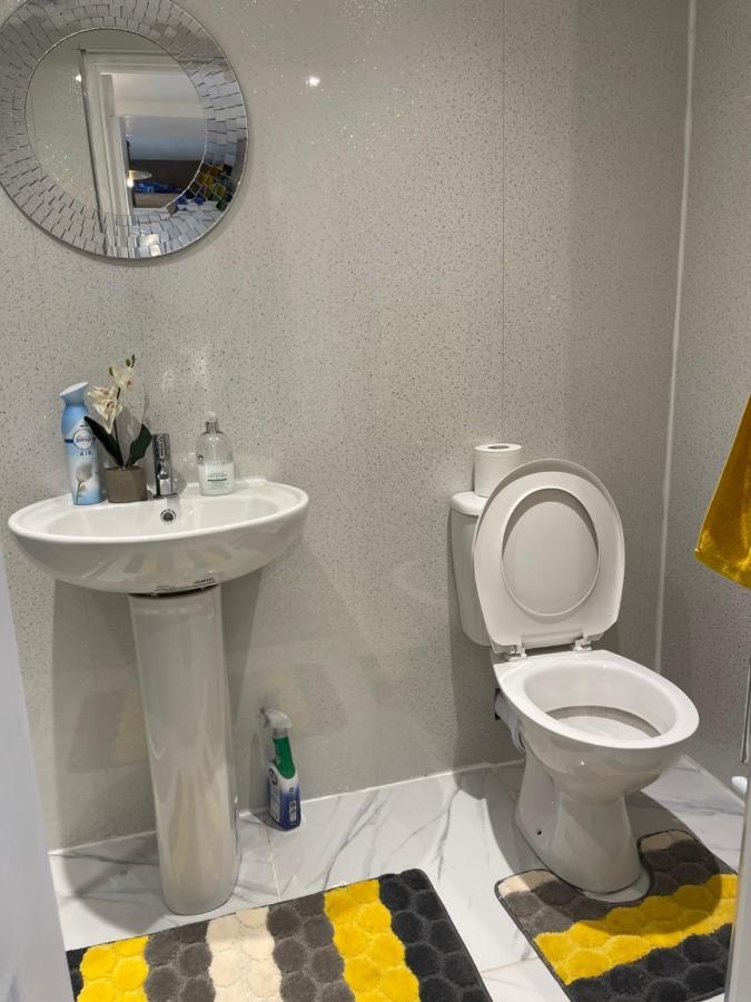 One Bedroom In Spacious Bungalow, Free Parking & Private Entrance Edimburgo Esterno foto