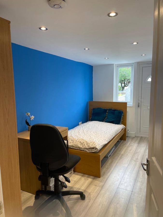 One Bedroom In Spacious Bungalow, Free Parking & Private Entrance Edimburgo Esterno foto