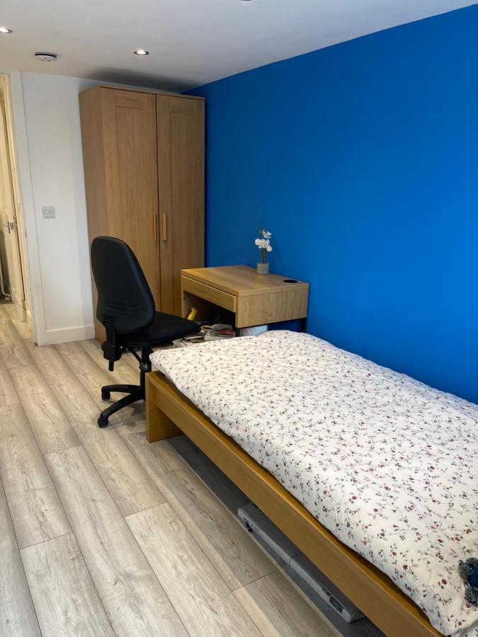 One Bedroom In Spacious Bungalow, Free Parking & Private Entrance Edimburgo Esterno foto