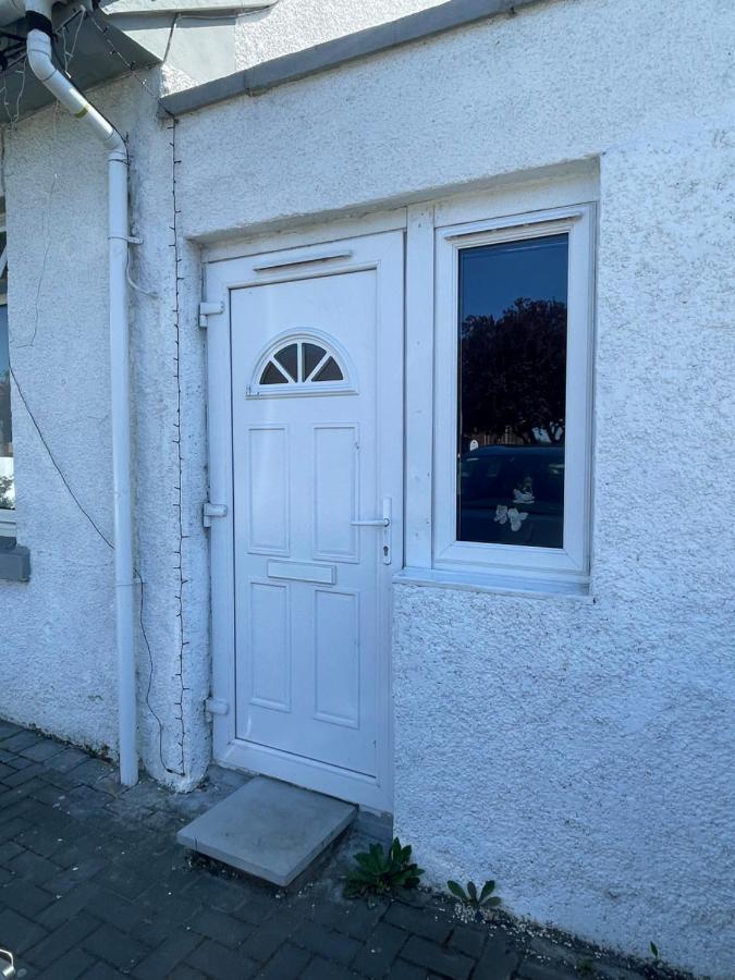 One Bedroom In Spacious Bungalow, Free Parking & Private Entrance Edimburgo Esterno foto