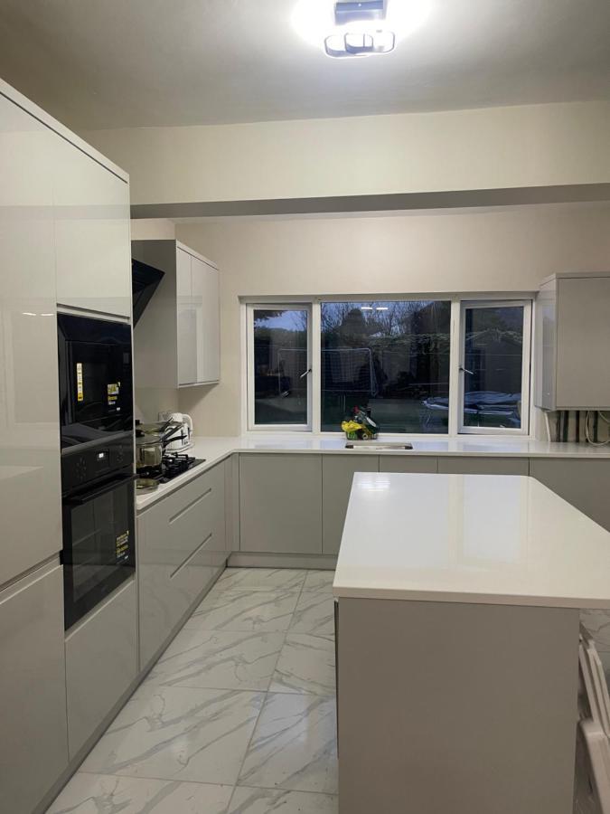One Bedroom In Spacious Bungalow, Free Parking & Private Entrance Edimburgo Esterno foto