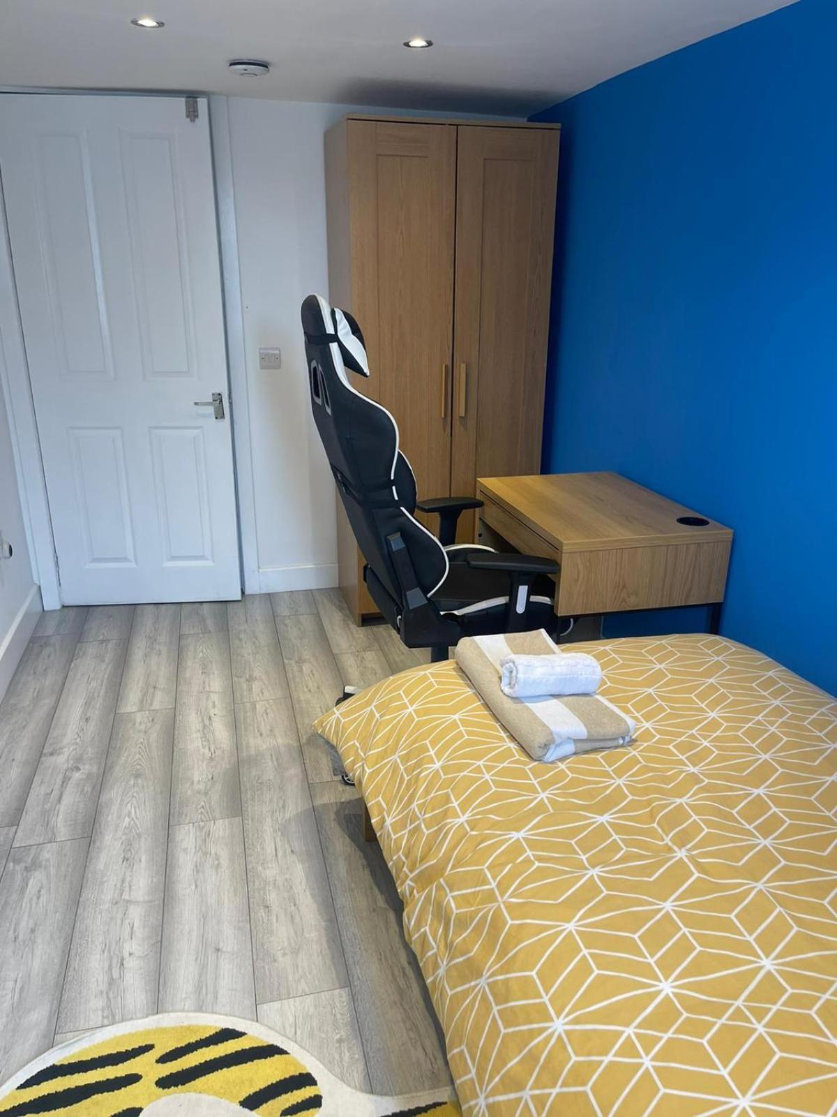 One Bedroom In Spacious Bungalow, Free Parking & Private Entrance Edimburgo Esterno foto