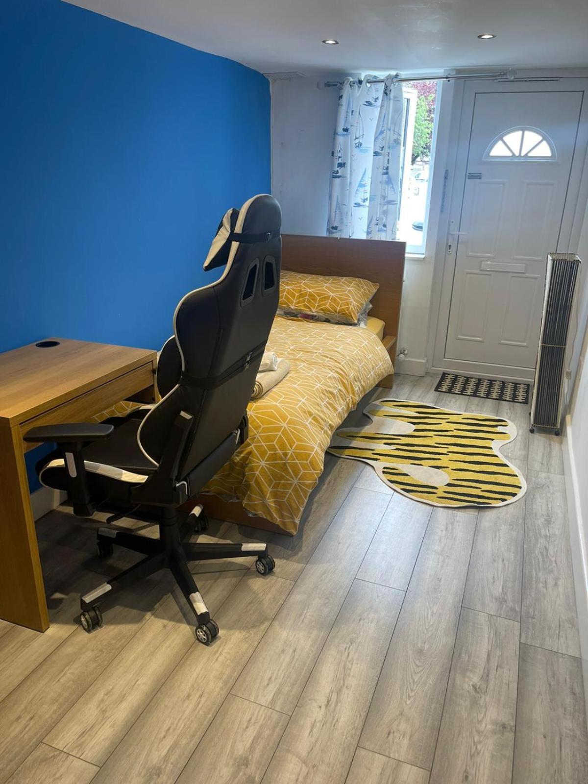 One Bedroom In Spacious Bungalow, Free Parking & Private Entrance Edimburgo Esterno foto